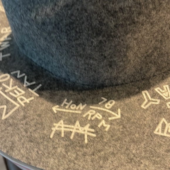 Gray wool blend fedora like new fits one size. Fashion statement pre owned - Picture 7 of 12